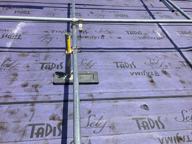 名古屋市天白区にて屋根カバー工事・防水シート施工中の様子。アイジー工業スーパーガルテクトを使用